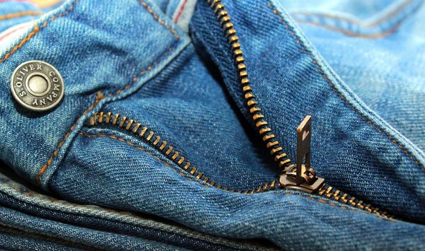 Jakie dodatki do spodni z wycięciami na biodrach?