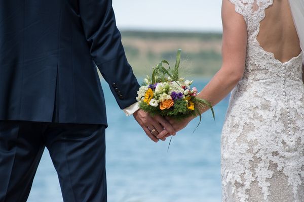 Jak zaplanować wedding look z klasycznymi ozdobami?